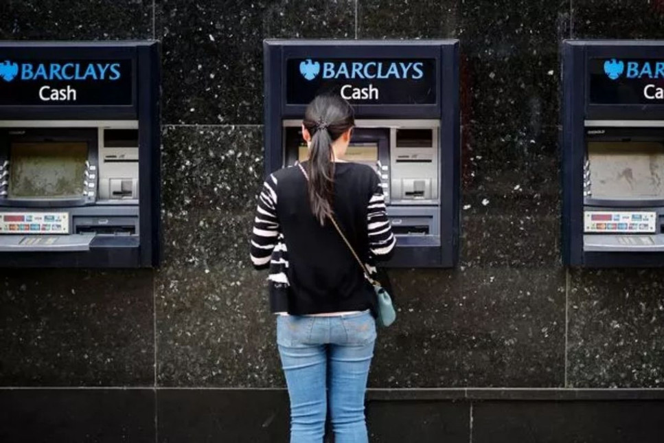 İngiliz finans kuruluşu Barclays, son yaşadığı işlem kesintisi nedeni ile müşterilerine toplam 7.5 milyon sterlin ceza ödeyecek