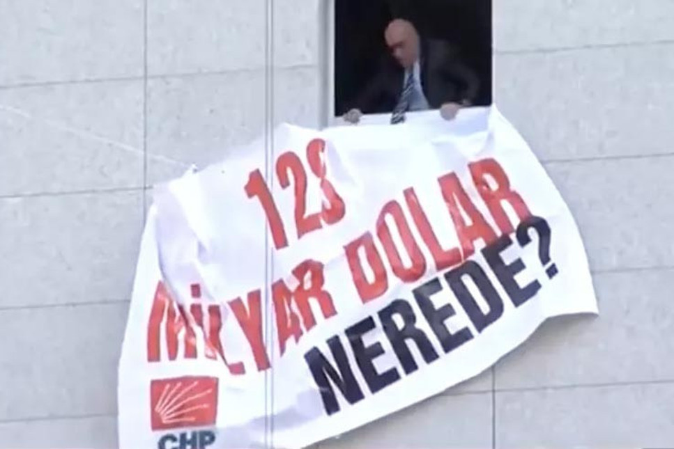 '128 milyar dolar nerede?' pankartı Meclis binasında