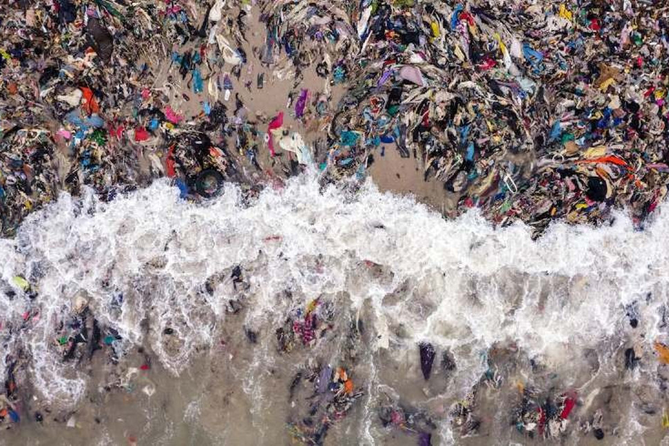 'Hızlı moda'nın bedeli: İngiltere'nin kıyafet çöpleri Gana sahillerine vurdu