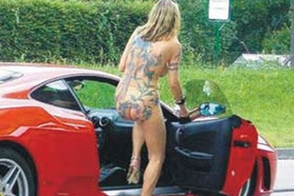 Ferrarili çıplak kadın 