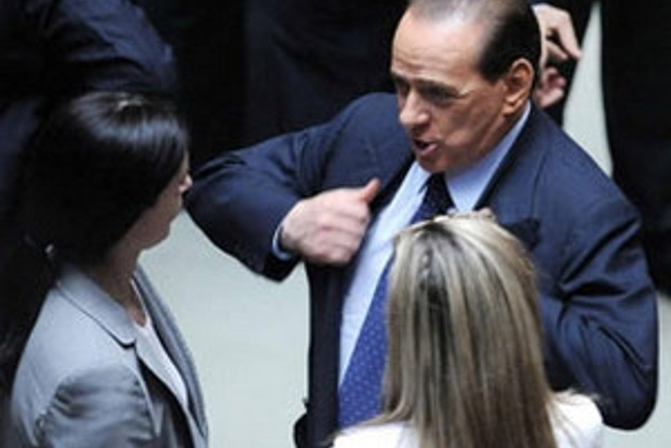 Berlusconi kadın vekillerle flörtte