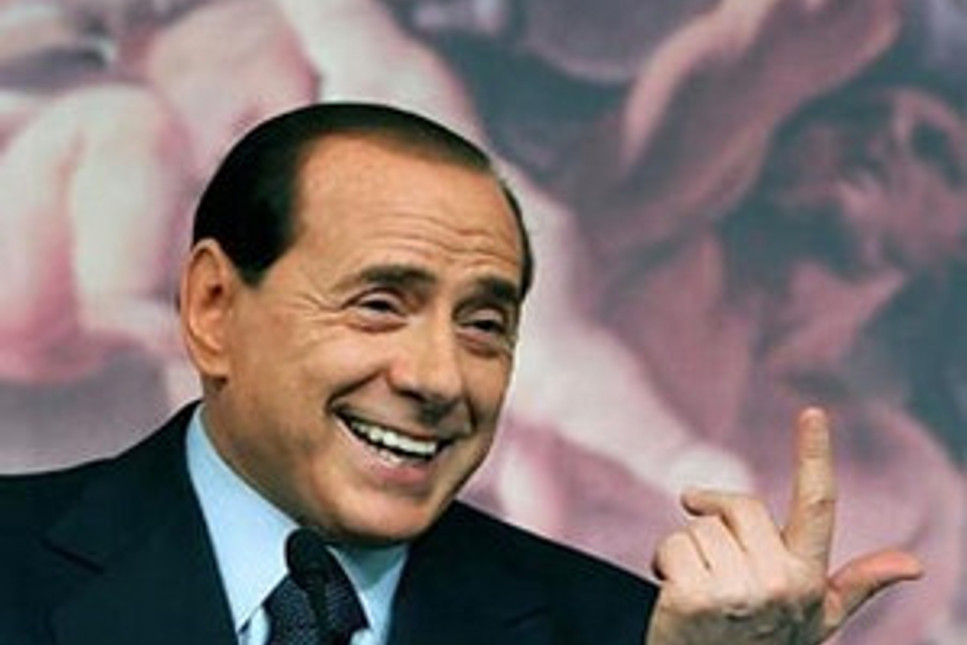Berlusconi 48 yaş küçük hayranıyla nişanlandı
