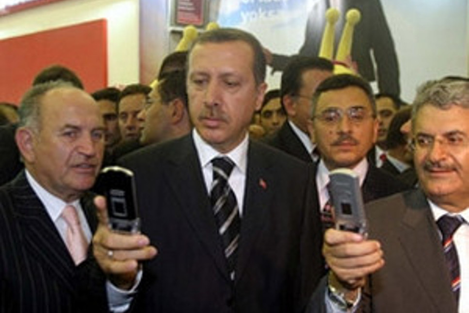 Türkler ’çok fonksiyonlu’ cep telefonu seviyor