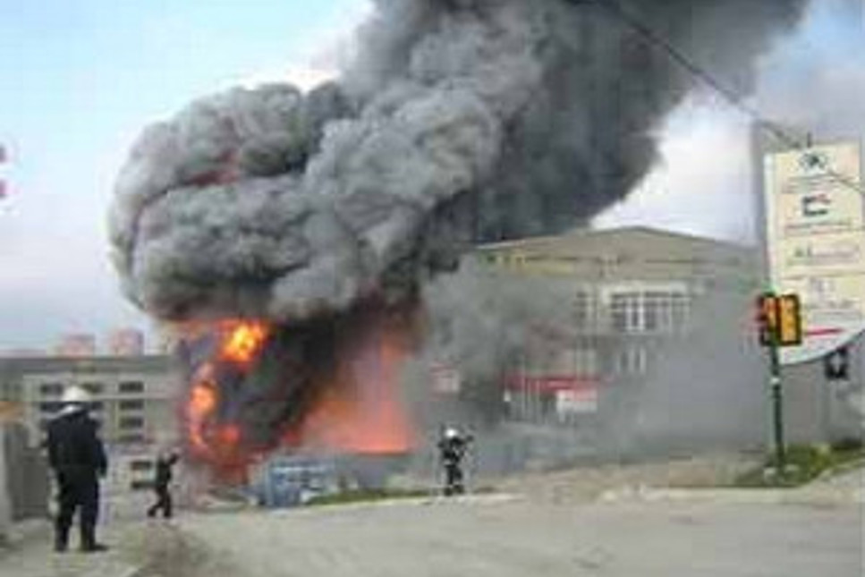 Silivri'de kozmetik fabrikası alev alev yandı  