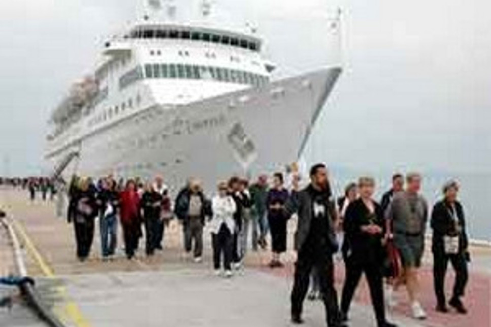 İzmir'e bir haftada gemiyle 7 bin 600 turist geldi