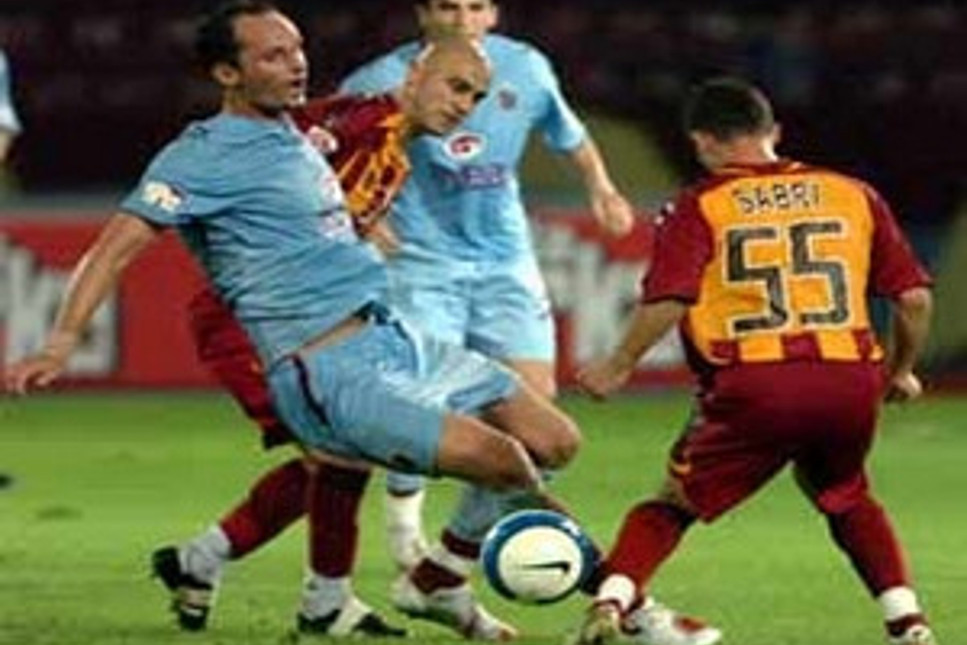 Galatasaray'a bir maç seyircisiz oynama cezası...