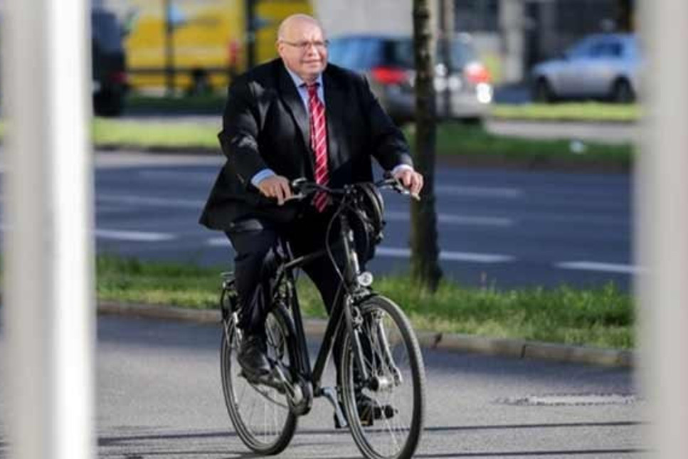 750 milyar Euro dağıtan bakan evine bisikletle gitti