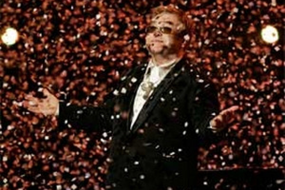 Elton John itiraza rağmen konser verecek 
