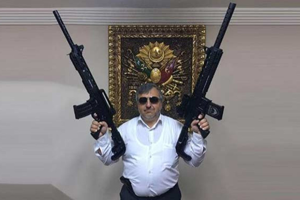AK Parti İlçe Başkanı'nda uzun namlulu silahın ne işi var?