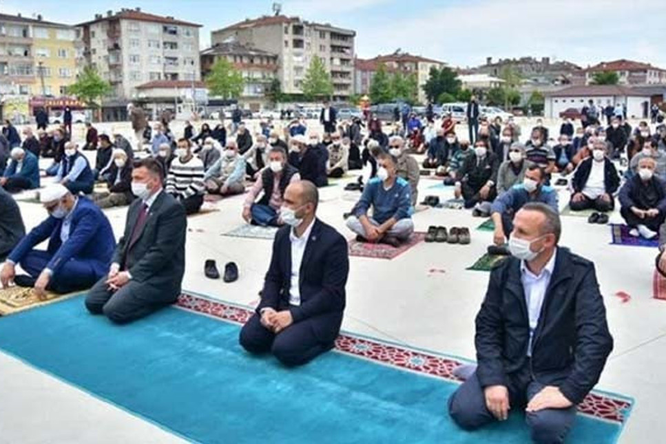 AKP Belediye Başkanı ve il başkanına özel halı seren müftü Mustafa Aydın, İstanbul'a tayin edildi