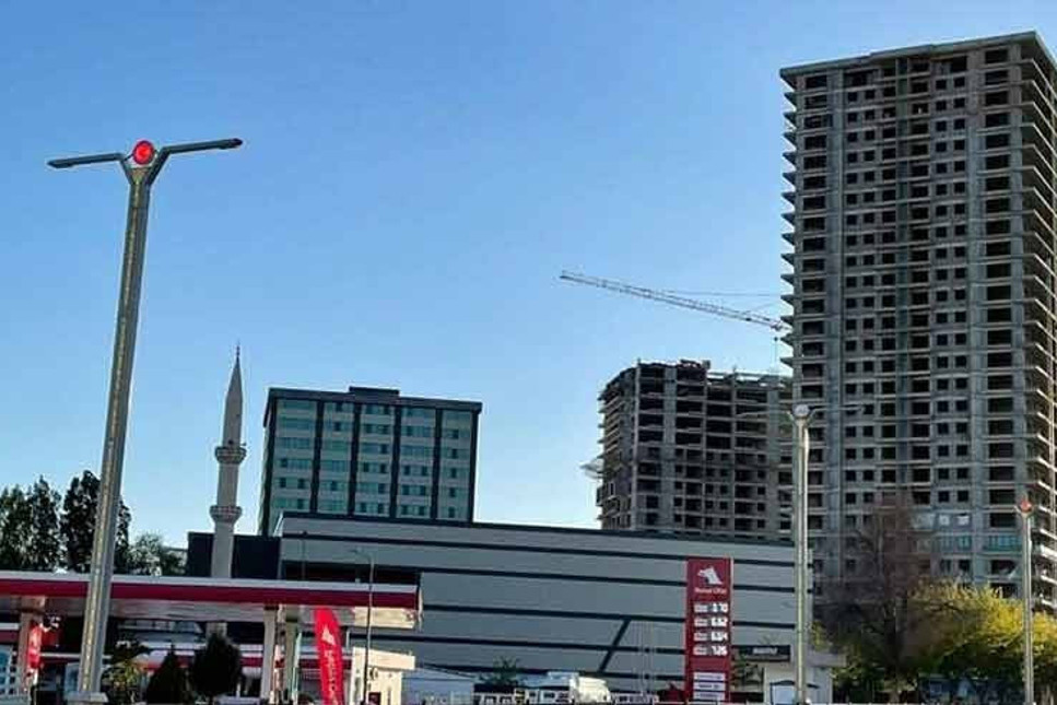 AKP ve MHP'li başkanlar deprem bölgesine 26 katlı bina dikti