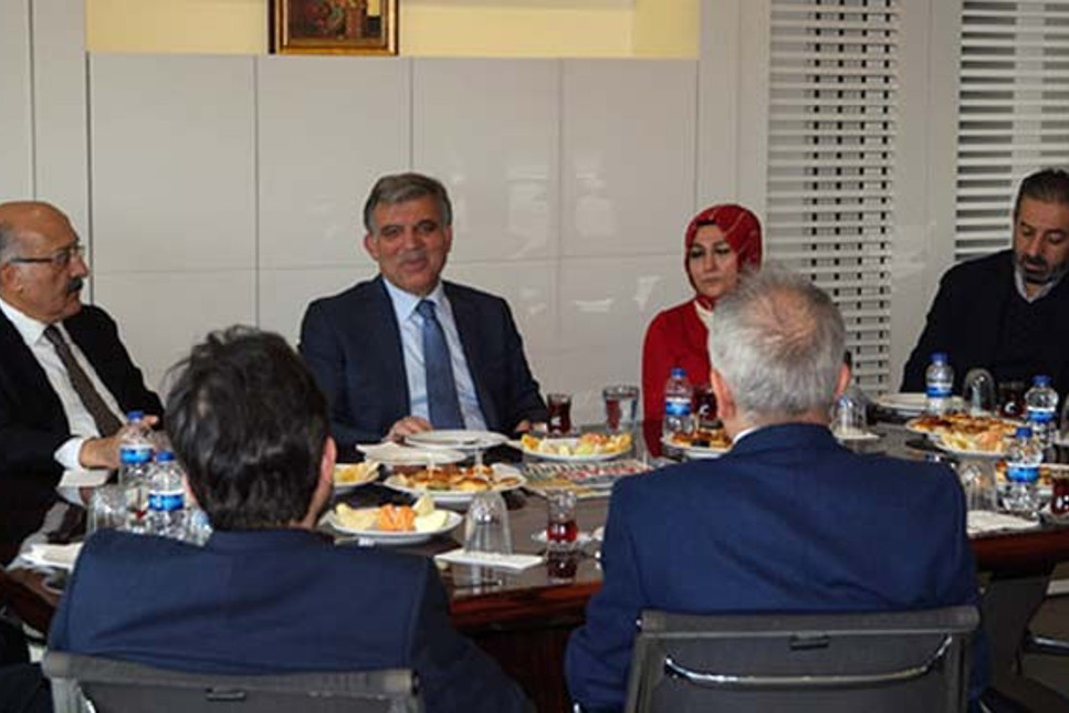 Abdullah Gül'den Davutoğlu'na yakınlığıyla bilinen Karar'a ziyaret