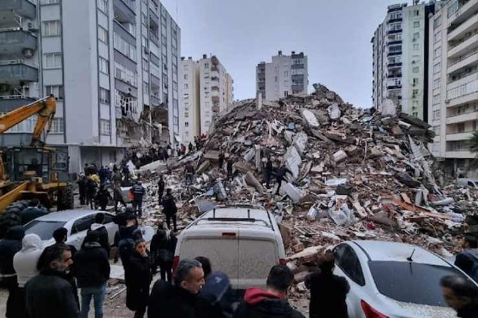 Adana'da depremde 14 katlı bina bu hale geldi