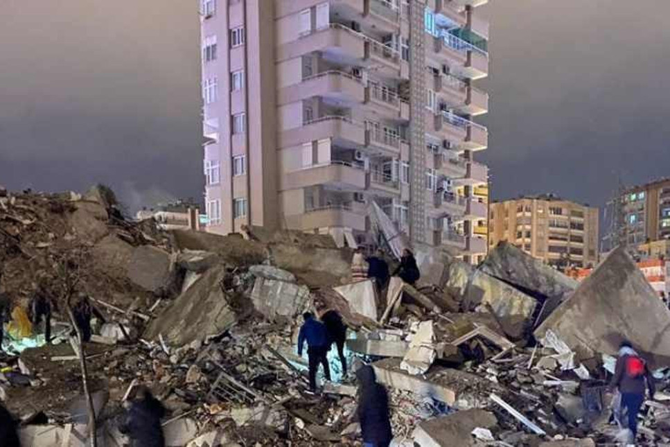 Adana'da deprem: Biri 17, diğeri 14 katlı 3 bina yıkıldı