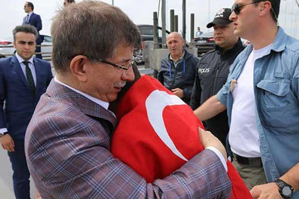 Ahmet Davutoğlu intihardan kurtardı