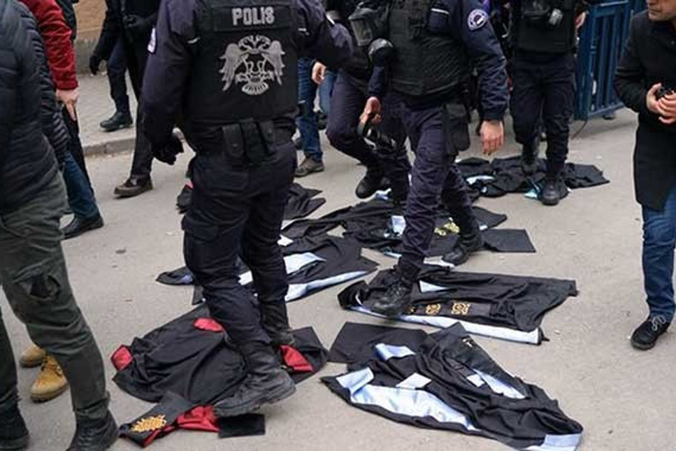 Ankara Üniversitesi'nde akademisyenlere polisten müdahale