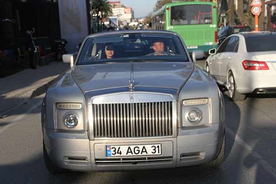 Ali Ağaoğlu lüks araçlarını satışa çıkardı