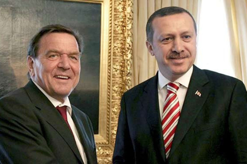 Alman bakan doğruladı...Schröder tahliye için Erdoğan'a gitti