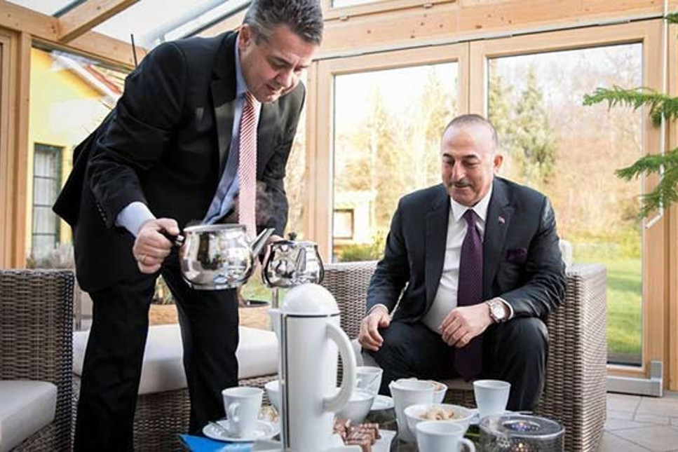 Alman bakandan Çavuşoğlu’na Türk usülü çayı ikramı