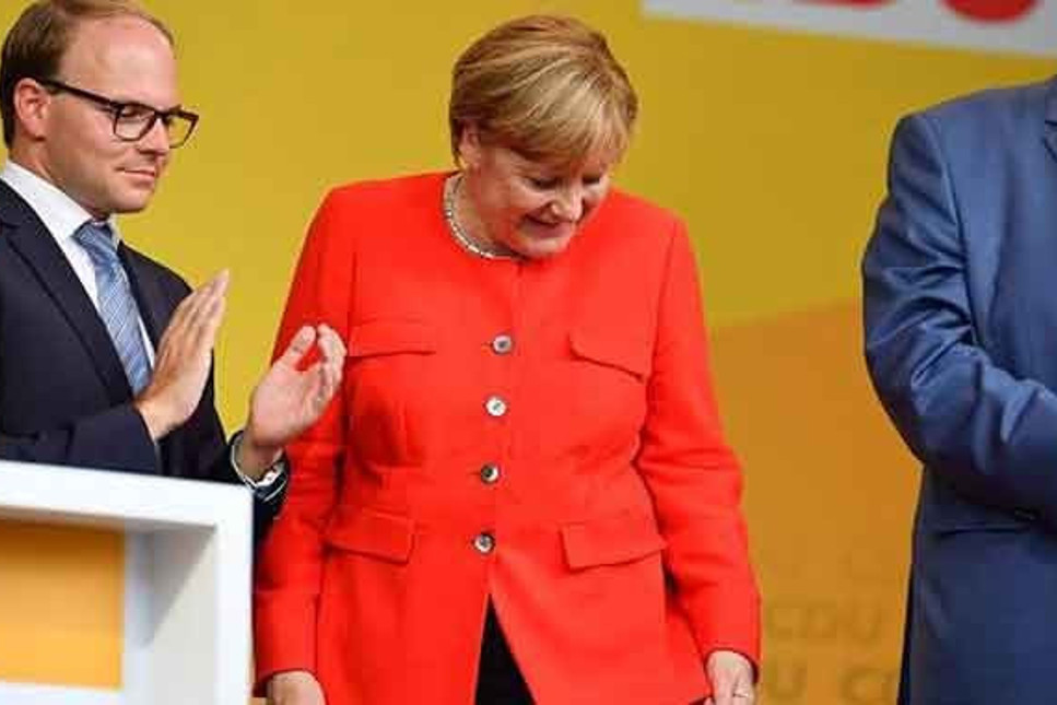 Almanya'da Başbakan Merkel'e domatesli saldırı