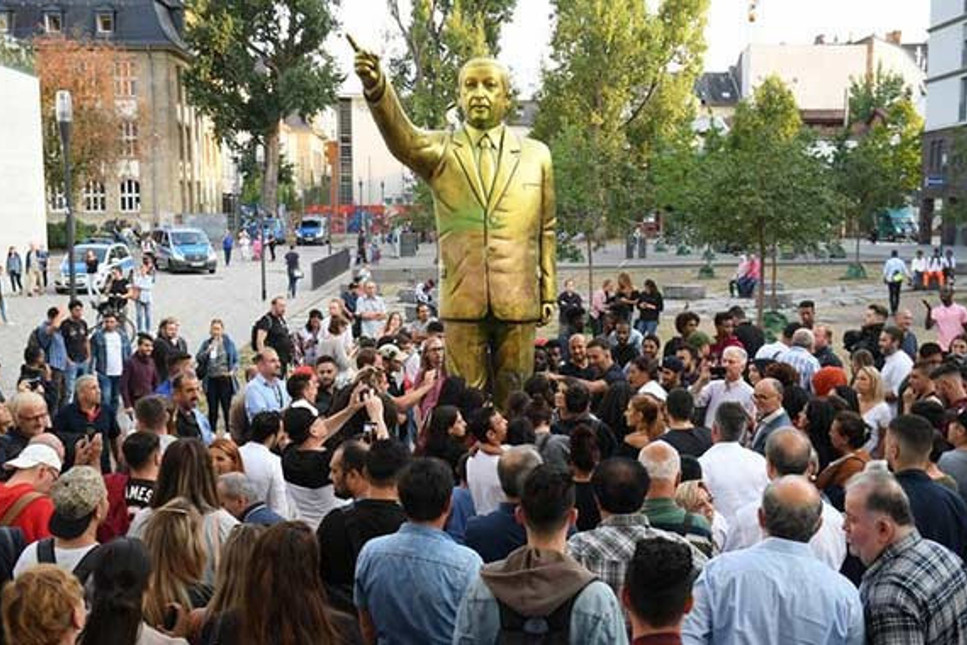 Almanya'daki devasa Erdoğan heykeli kaldırıldı