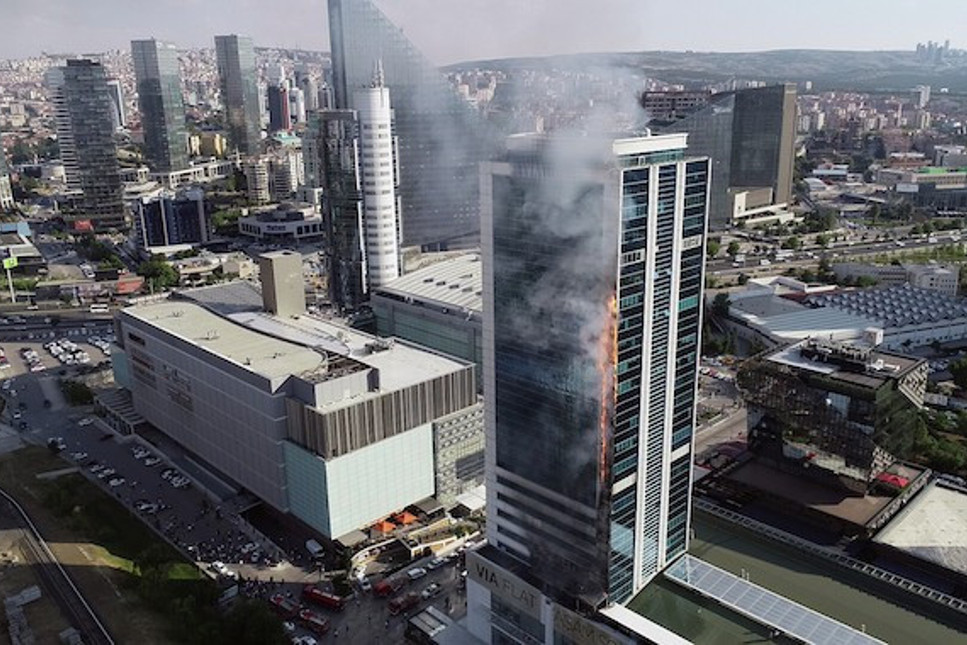Ankara'da korkutan yangın! 30 katlı Via Tower cayır cayır yandı