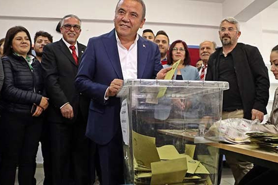 Antalya'da seçimlerin kazananı CHP'nin adayı Muhittin Böcek