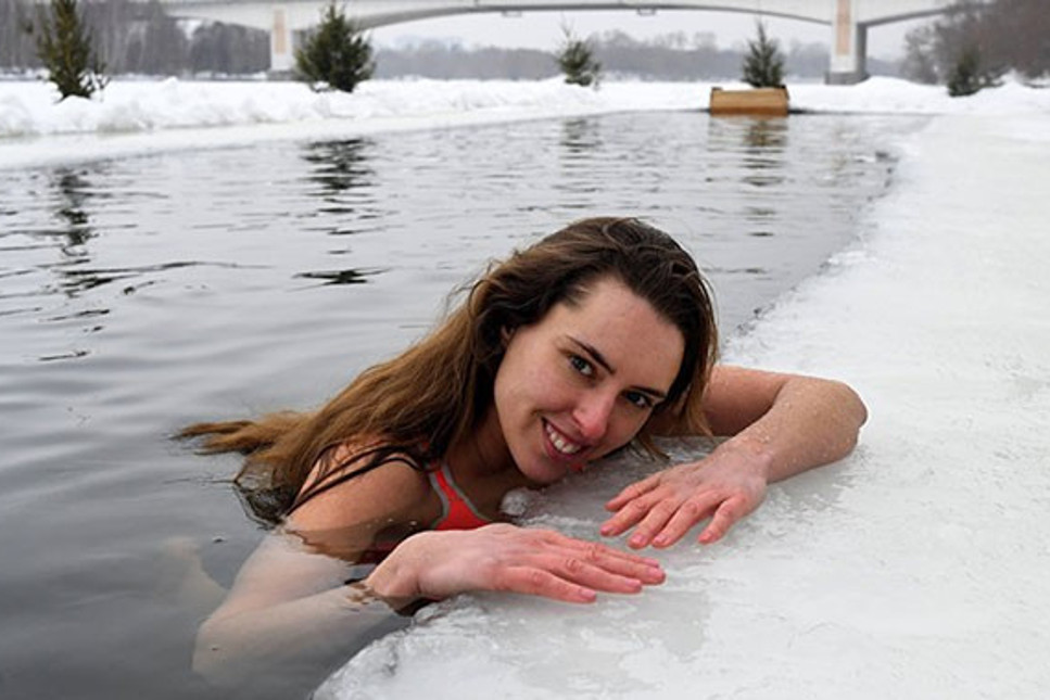 Aşırı mutluluk hissi verirken selülitleri önlüyor: Sağlık için buzlu suda yüzüyorlar