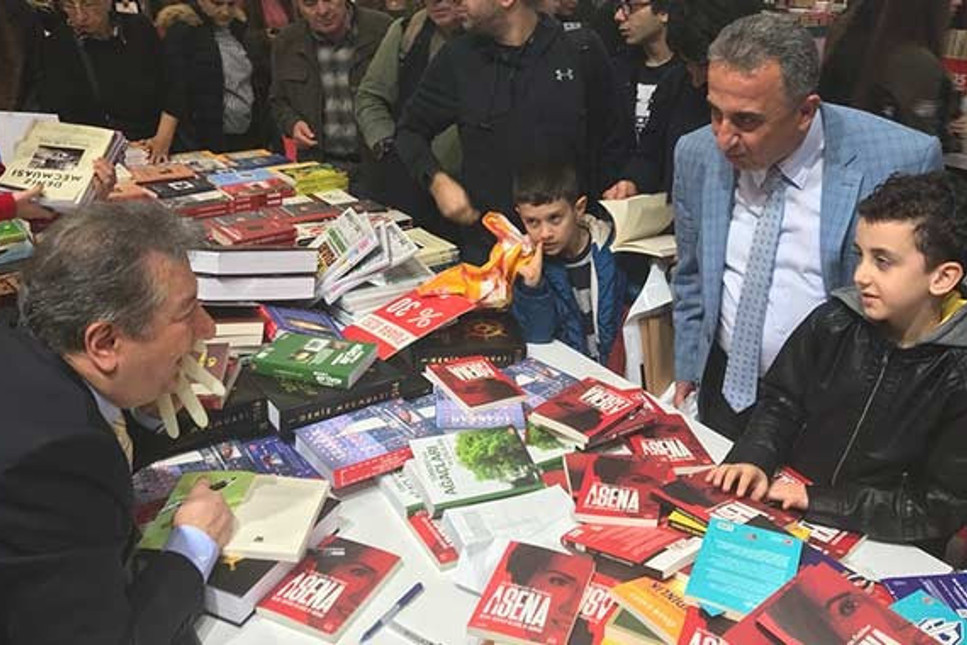 Aydınlık yazarı Sabahattin Önkibar'a kitap fuarında saldırı