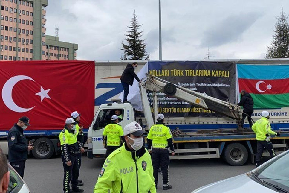 Azerbaycan Türk TIR’larından 700 Dolar istiyor! Tırcılardan geçiş ücreti protestosu!