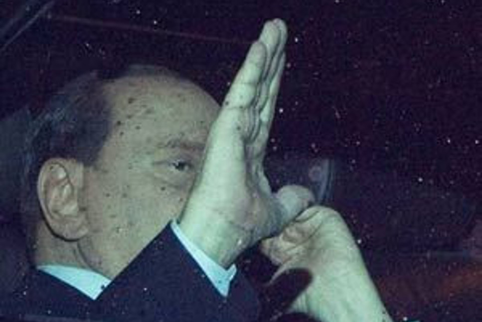 Berlusconi arka kapıdan kaçtı
