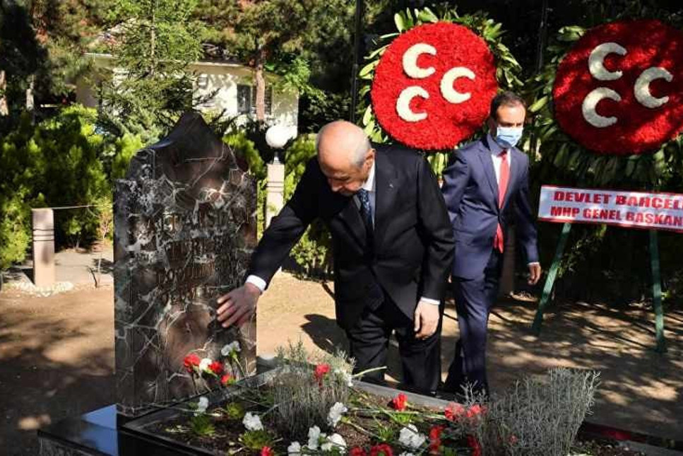 Bahçeli’den, bayram namazı sonrası Alparslan Türkeş'in kabrine ziyaret