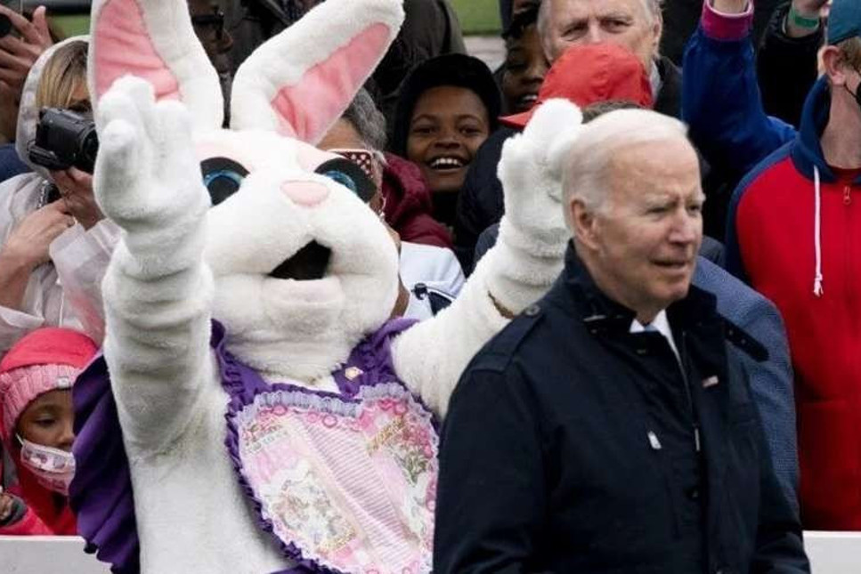 Bak şu tavşana! ABD Başkanı Joe Biden'ın konuşmasını engelledi