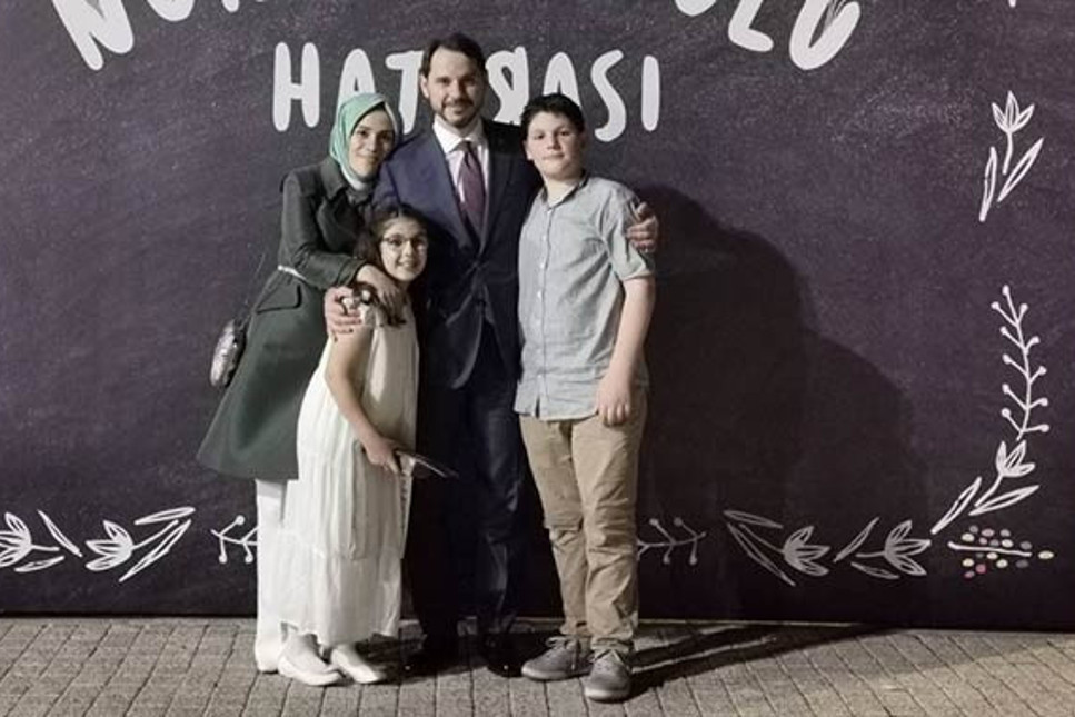 Bakan Albayrak'tan dikkat çekici aile fotoğrafı paylaşımı: Rabbime şükrediyorum