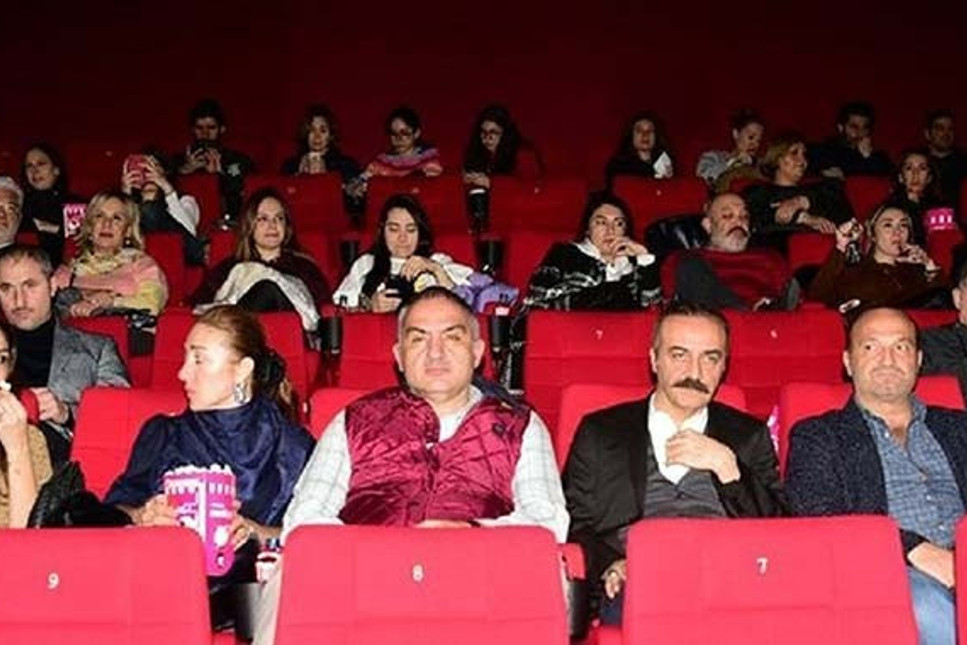 Bakan sıkıldı, Erdoğan isyan etti! Sinemaya giden Ersoy'a 30 dakika reklam izlettiler