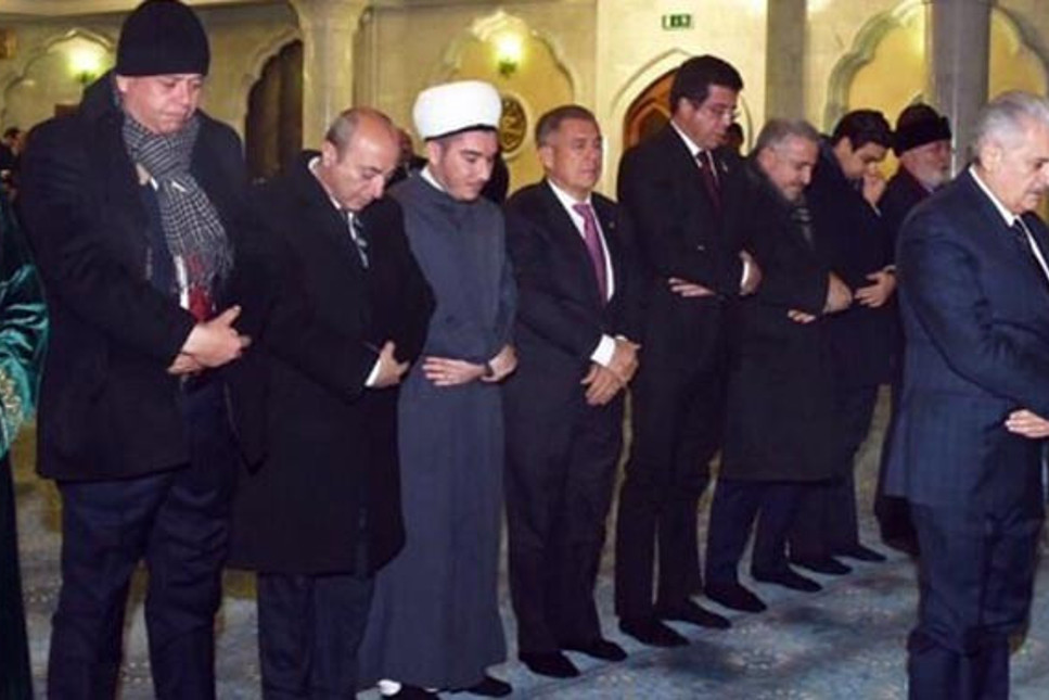 Başbakan Yıldırım imam oldu, 500 yıllık camide namaz kıldırdı