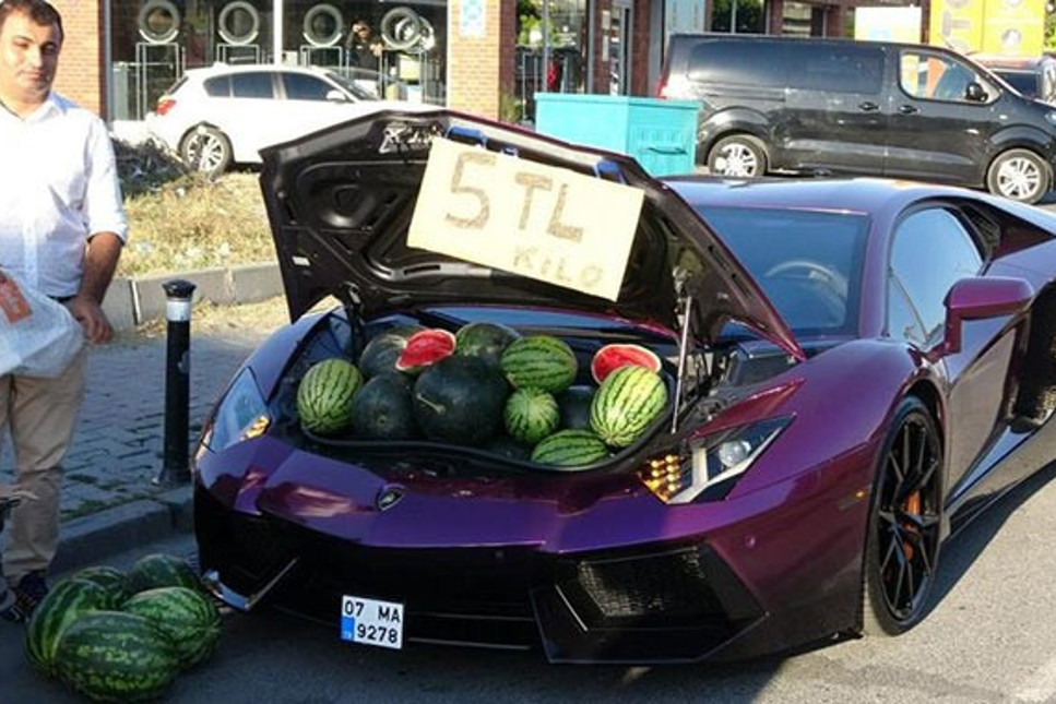 Beş milyon liralık Lamborghini'nin bagajında karpuz sattı!