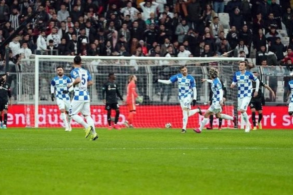 Beşiktaş elendi, taraftar 'istifa' tezahüratı yaptı