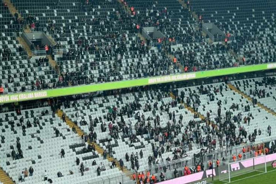 Fenerbahçe tribünlerinde 'Yönetim istifa' sesleri