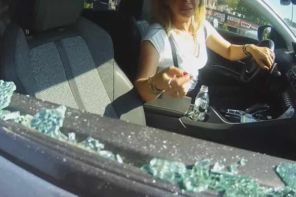 Beyoğlu'nda otomobilin camını kırarak kadının çantasını çaldılar!
