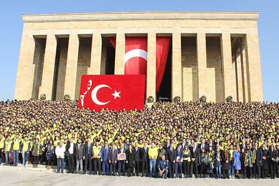 Binlerce Fenerbahçeli Ata'nın huzurunda....