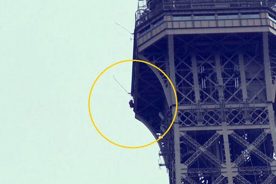 Bir kişi Eyfel Kulesi'ne tırmandı