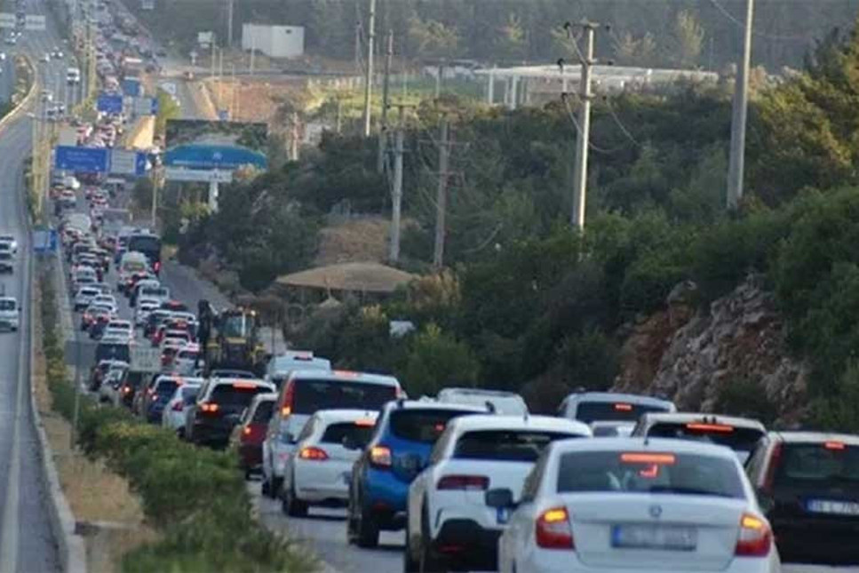 Bodrum'a 100 Bin araç girdi, trafik kilitlendi!