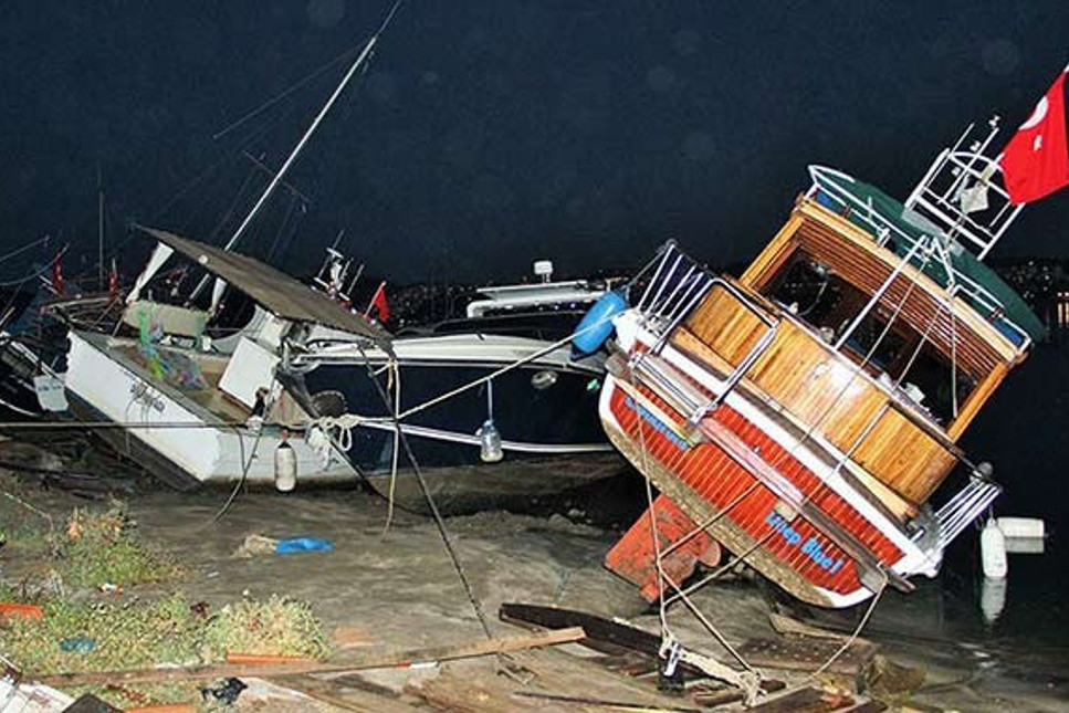 Bodrum'da deniz suyu çekildi, kıyıya vuran tekneler parçalandı