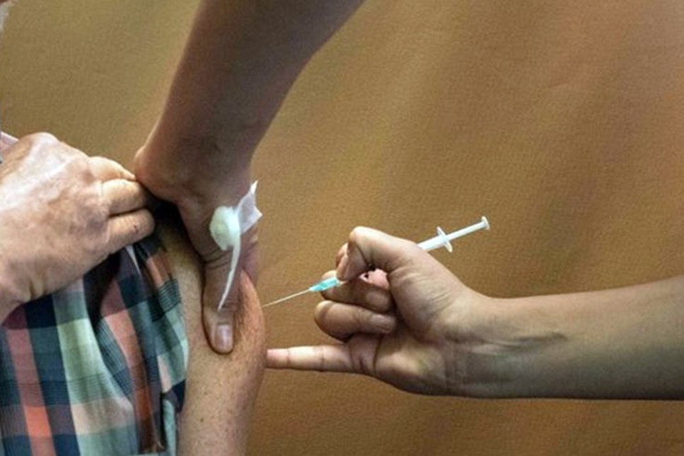 Çift doz aşı olmayanların toplu alanlara girmesinin kısıtlanması için kanun teklifi