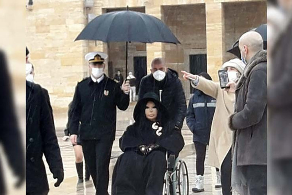 Bülent Ersoy'un Anıtkabir ziyaretinde Türk askerinin şemsiye tutmasına tepki yağdı