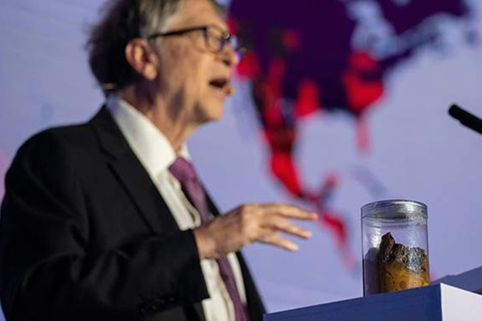 Büyük yankı uyandırdı! Milyarder Bill Gates sahneye insan dışkısı kavanozuyla çıktı