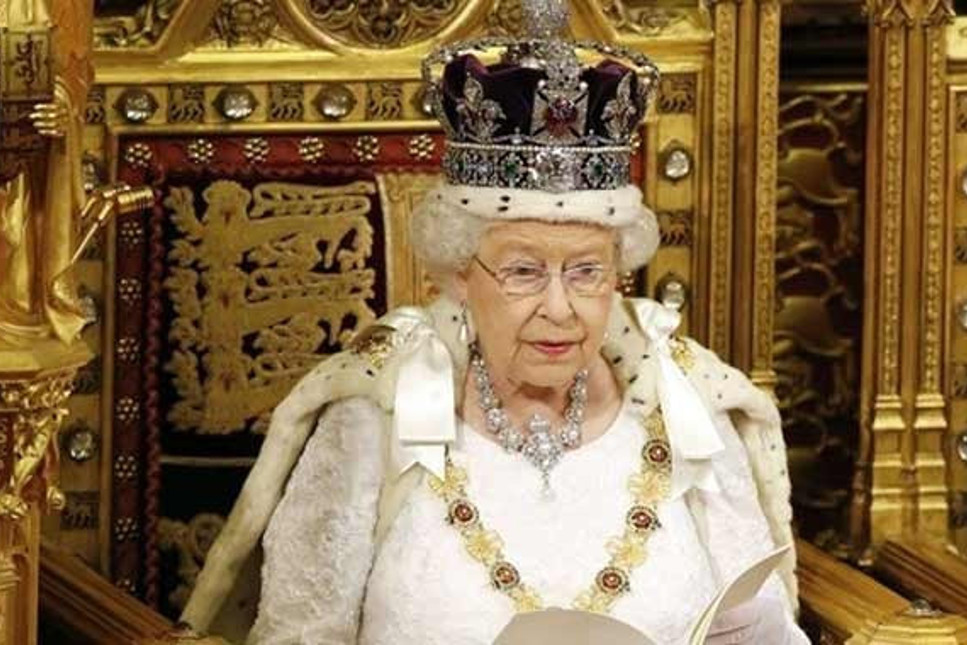 Kraliçenin sütyen ölçüsünü ifşa etti, vizesi iptal edildi..