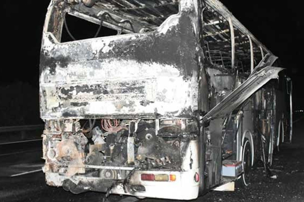 Çeşme’de tur otobüsü yandı, küle döndü