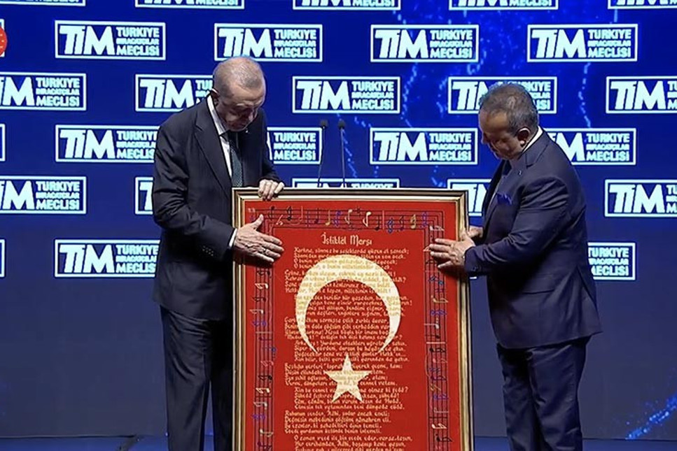 Cumhurbaşkanı Erdoğan, 345 bin Türk düğümü atılan İstiklal Marşı'na hayran kaldı
